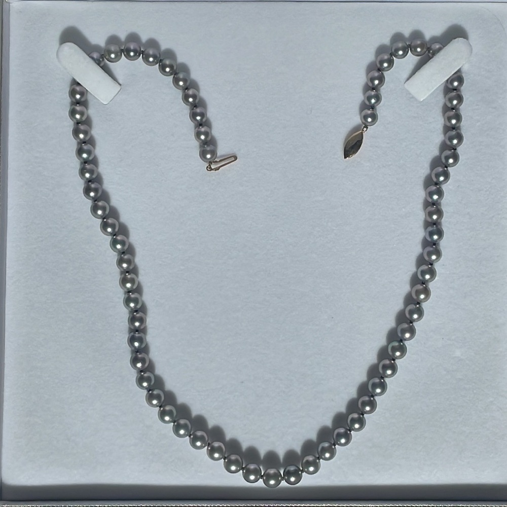 Black pearl necklace